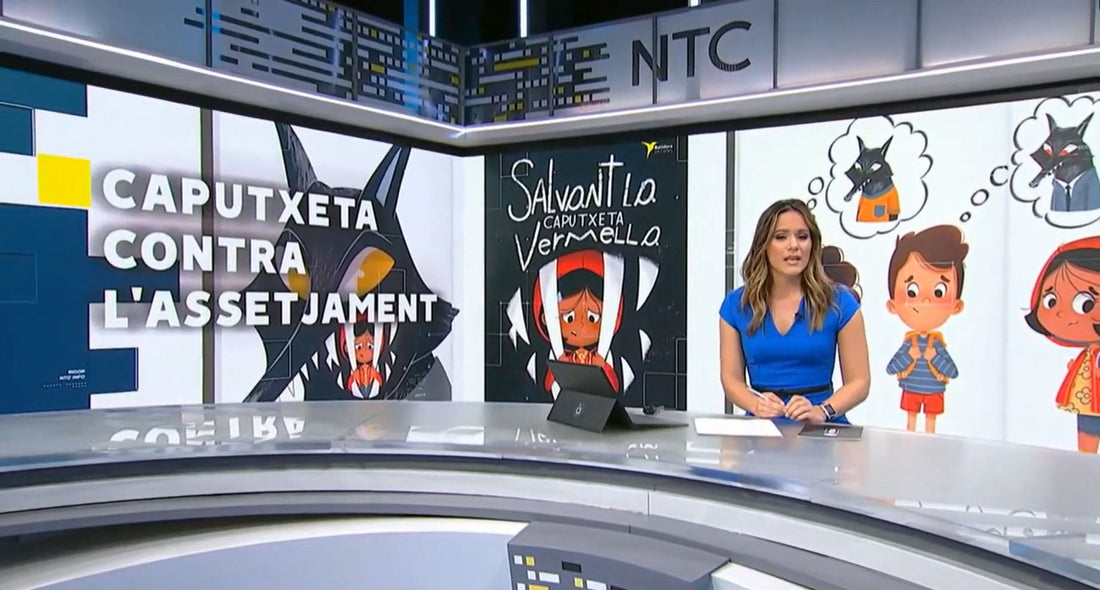 Plató de À Punt Notícies con la pieza «Caputxeta contra l'assetjament» y la portada de «Salvant la Caputxeta Vermella»