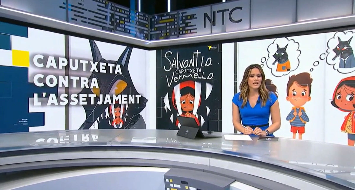 Plató de À Punt Notícies con la pieza «Caputxeta contra l'assetjament» y la portada de «Salvant la Caputxeta Vermella»